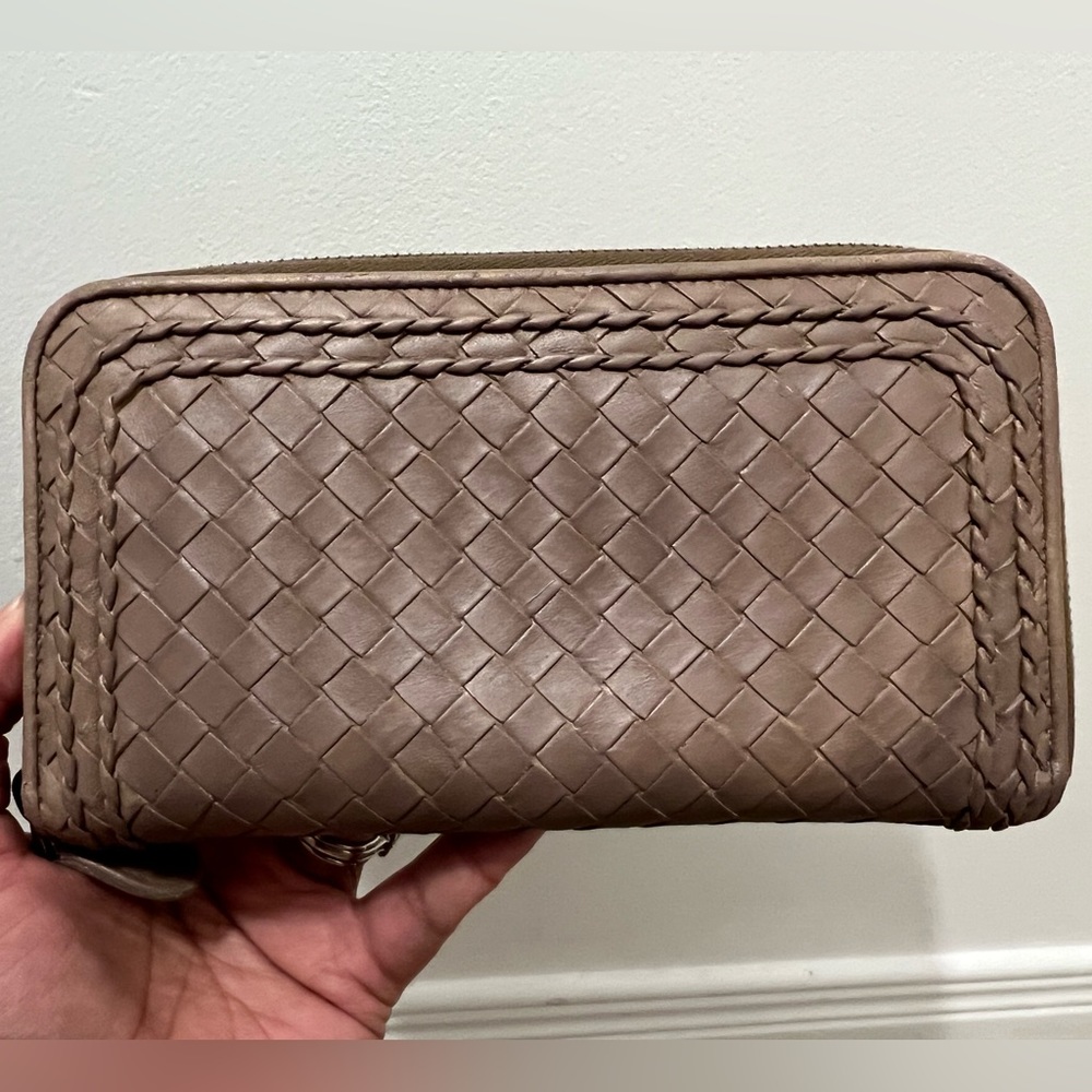 Authentic Bottega Venetta zippy wallet